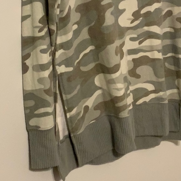 Women’s camo pattern sweater - Picture 2 of 6
